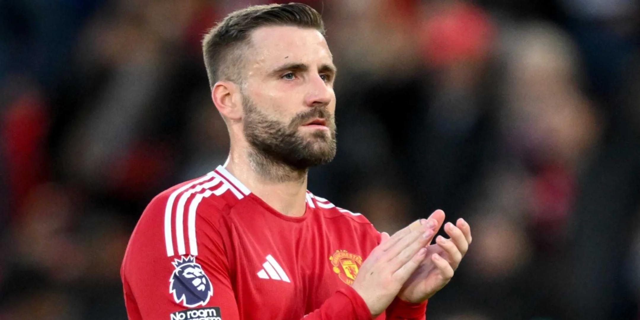 包含曼联前锋因伤缺席比赛，球队战术或将调整的词条