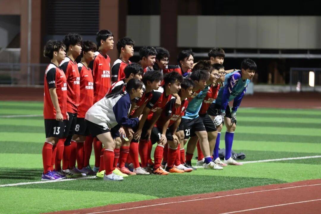 关于比赛中球队的默契配合展现出团队精神的信息