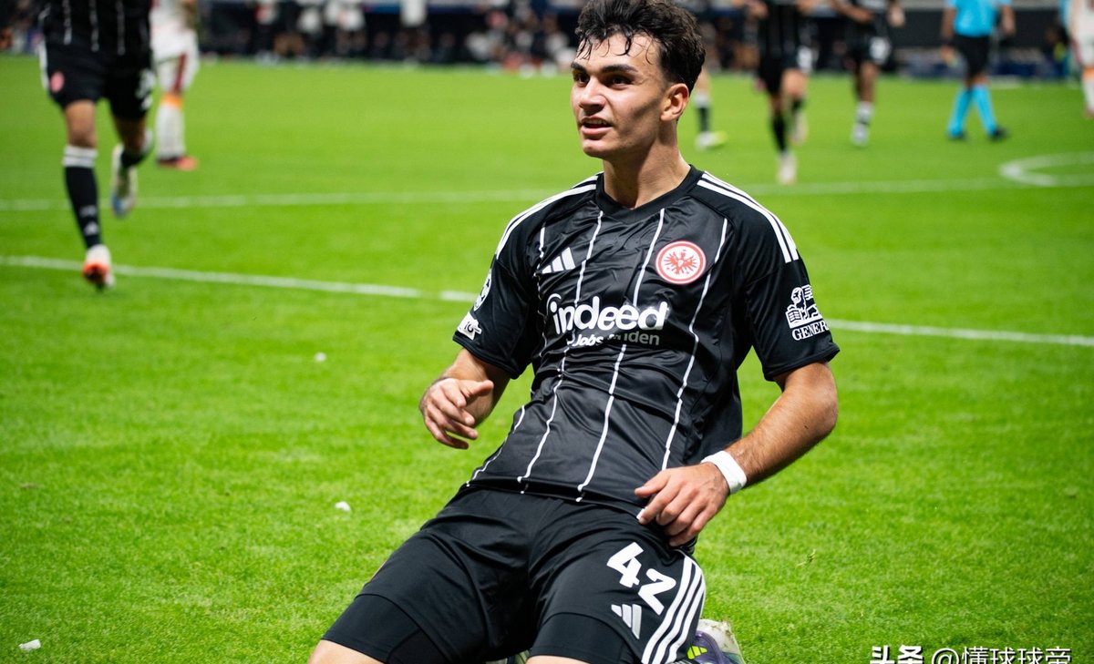 lol竞猜-关于法兰克福球员相互鼓励，为比赛做好准备的信息